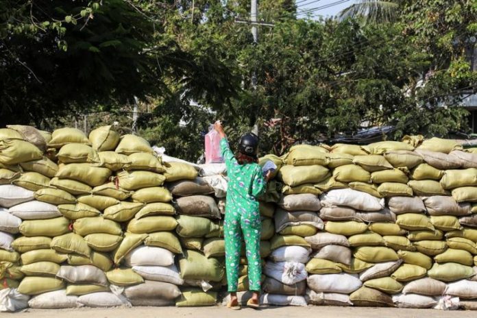 Myanmar sofre apagão em meio a protestos contra o golpe militar