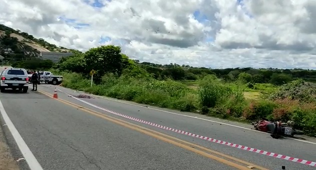 Acidente entre motocicleta e carro deixa criança de 5 anos e dois homens mortos, no Sertão da PB