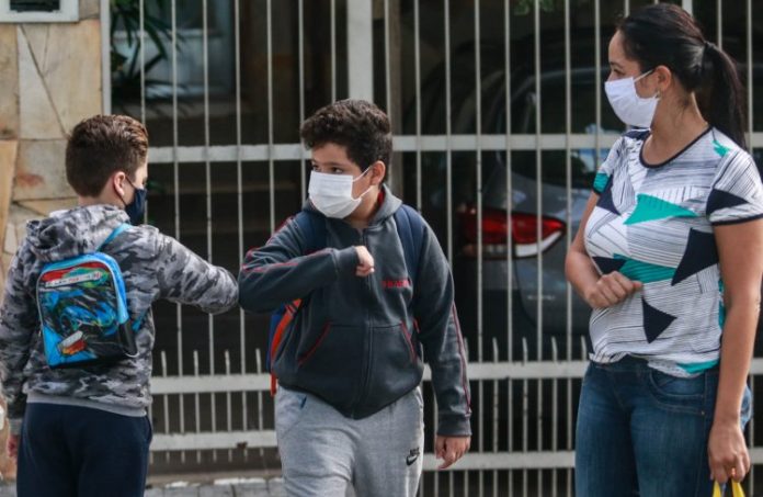 Transmissão da Covid-19 nas escolas é 30 vezes menor do que em outros setores, diz Rossieli Soares