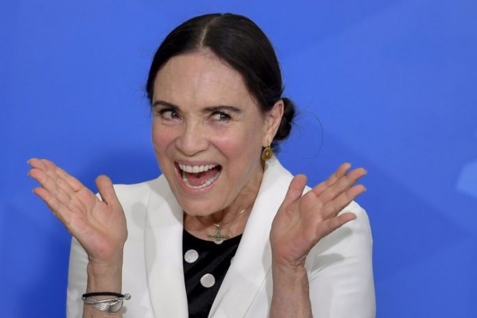 Regina Duarte toma primeira dose da vacina contra a Covid-19