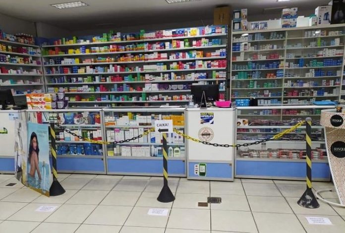 Perda de renda leva cerca de 60% dos maiores de 50 anos a pararem de comprar remédios