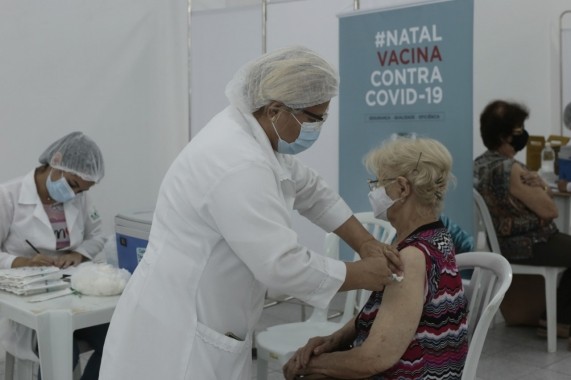 Natal começa vacinação contra a Covid-19 em idosos com 70 anos ou mais neste sábado (27)