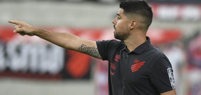 António Oliveira assume o comando da equipe principal do Athletico-PR