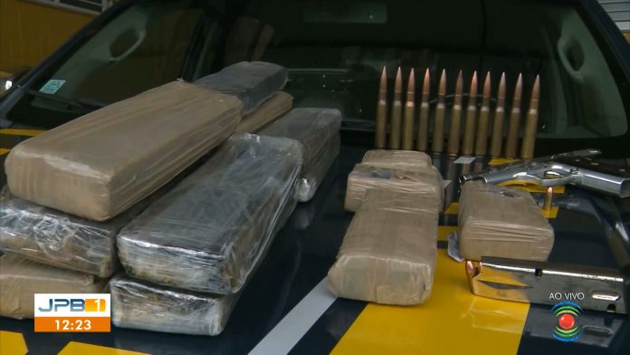 Homem é preso suspeito de transportar drogas e munições de alto calibre para Campina Grande