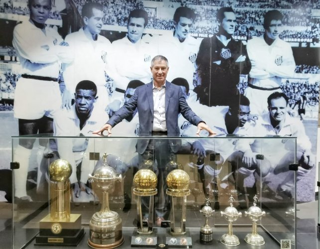 Ariel Holan faz promessas em apresentação no Santos e confirma conversa com Sampaoli