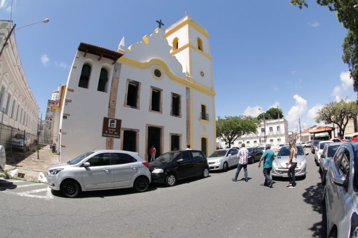 Covid-19: Natal amplia horário do comércio e permite funcionamento de igrejas com até 25% da capacidade