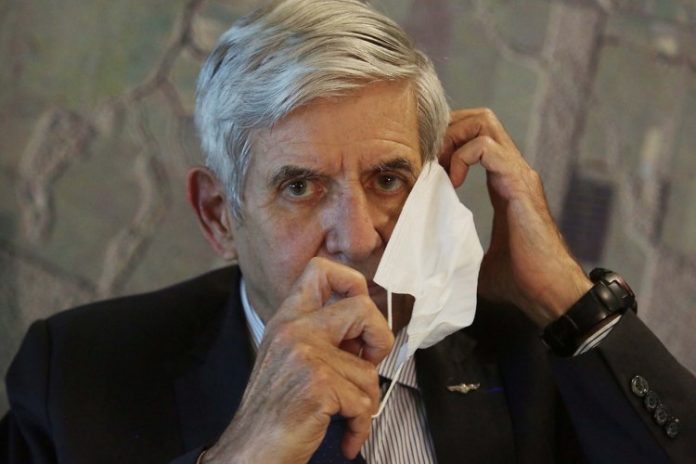 General Augusto Heleno toma primeira dose da vacina contra a Covid-19