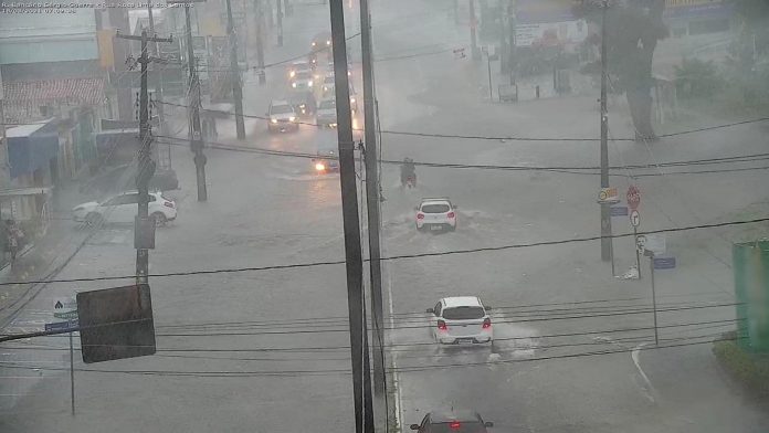 Fortes chuvas causam alagamentos em pontos de João Pessoa nesta quinta-feira (18)