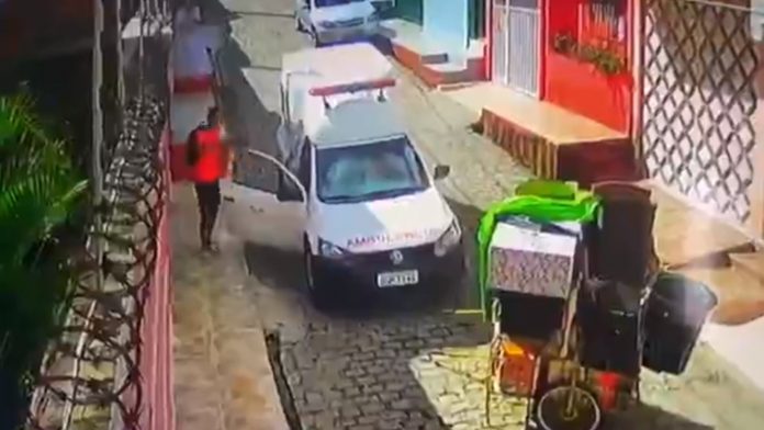 Bandidos fogem em ambulância após tentativa de assalto a restaurante em Natal; veja vídeo