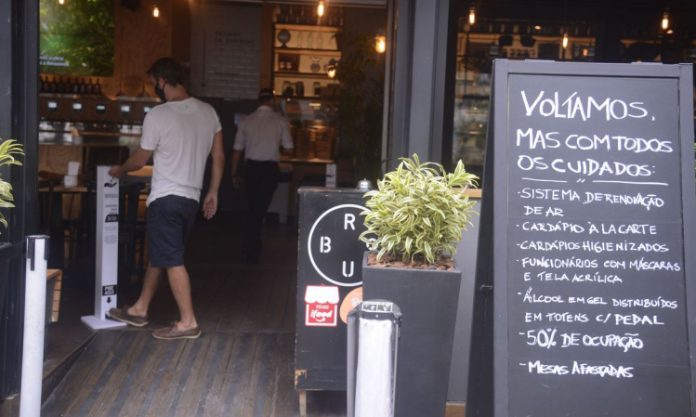 Justiça derruba liminar e mantém fechamento de bares às 17h no Rio