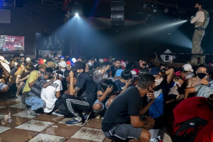 Polícia encerra festa clandestina com 578 jovens na Zona Sul de São Paulo