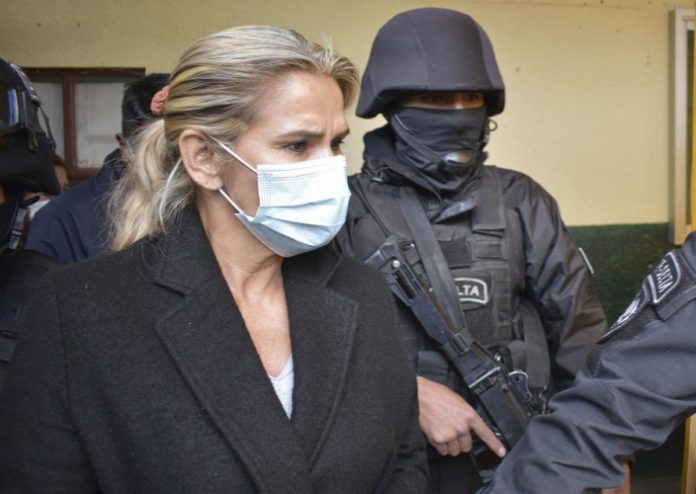 Jeanine Áñez está fazendo greve de fome na prisão, afirmam autoridades em direitos humanos