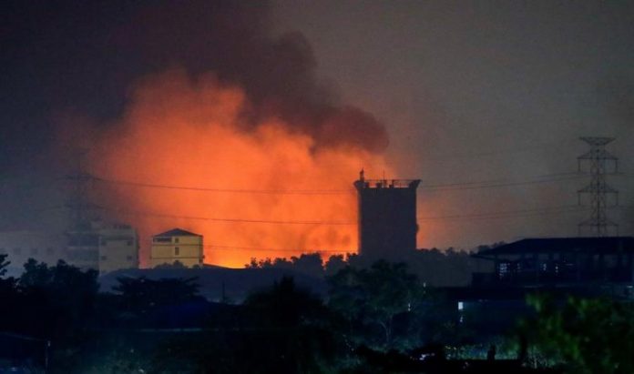 Fábricas financiadas pela China são alvo de manifestantes em Myanmar