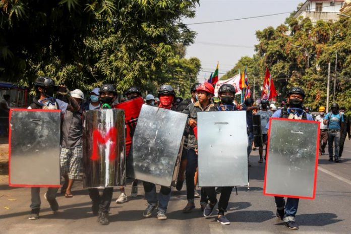 Exército dispara contra manifestantes em novo dia de protestos em Myanmar