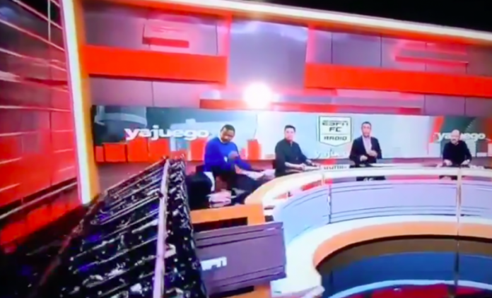 Cenário cai em cima de apresentador durante programa; assista