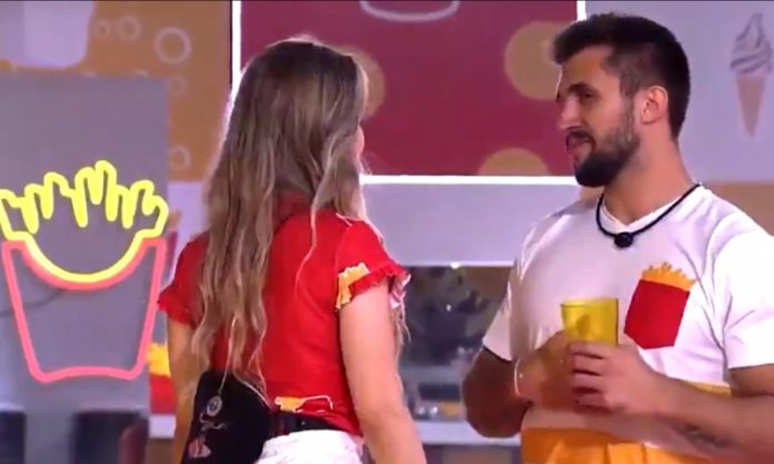 ‘BBB21’: Carla convida Arthur para dormir com ela, mas acaba levando fora durante festa