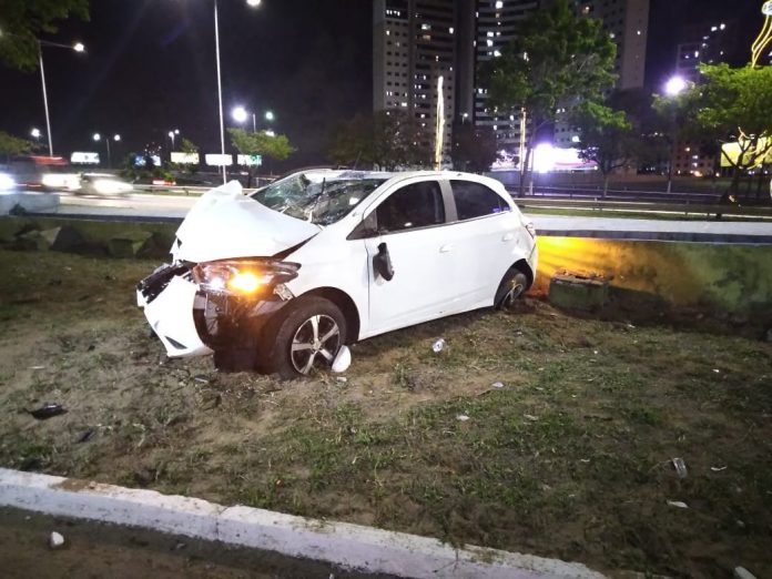 Motorista perde controle do carro e derruba poste na marginal da BR-101, em Natal