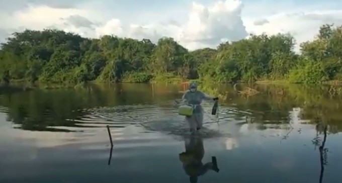 Enfermeira atravessa rio andando para vacinar idosa, em São José de Espinharas, Sertão da PB