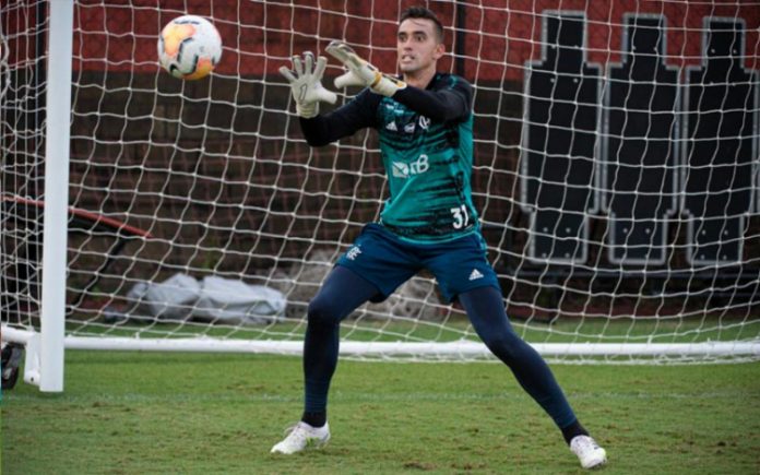 César, goleiro reserva do Flamengo, é operado e deve ficar parado por até 8 meses