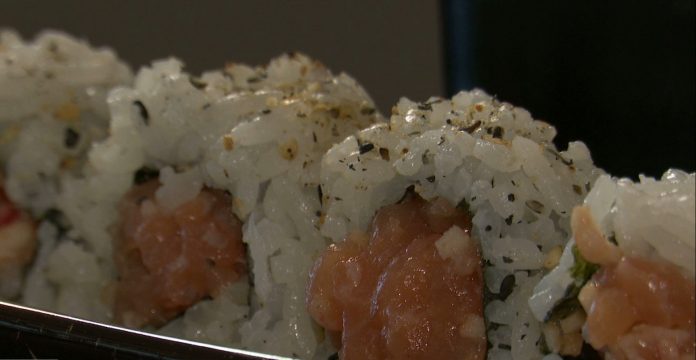 Aprenda receitas japonesas de tartar ao molho ponzu e uramaki de salmão no Chef JPB