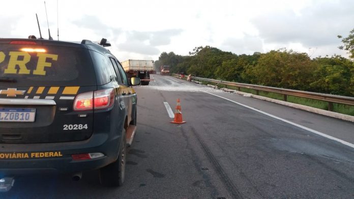 Colisão entre dois caminhões deixa uma pessoa ferida, na BR-101, na Paraíba