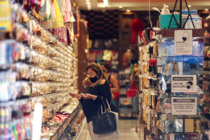 Varejo recua 0,2% em janeiro e registra 3ª queda seguida após redução do auxílio