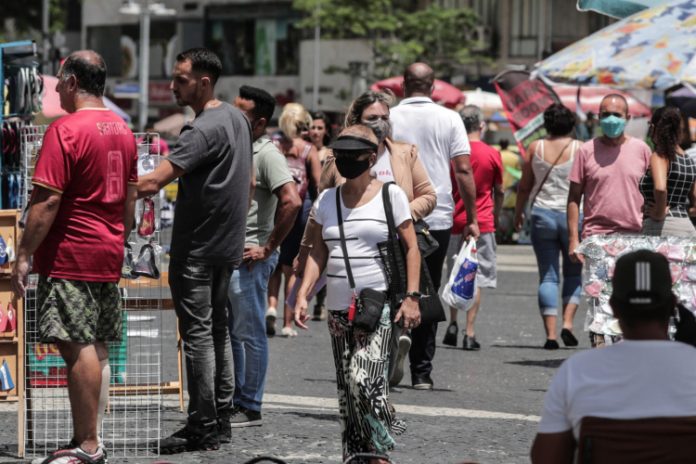 Casos de Covid-19 entre mais jovens aumentaram até 626%, diz relatório da Fiocruz