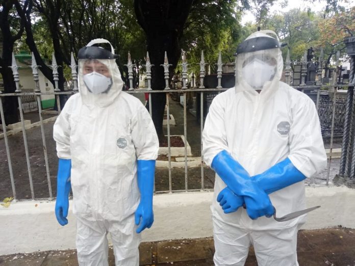 Trabalho de coveiro reflete medo, cansaço e dificuldades após um ano da chegada da Covid-19 na PB