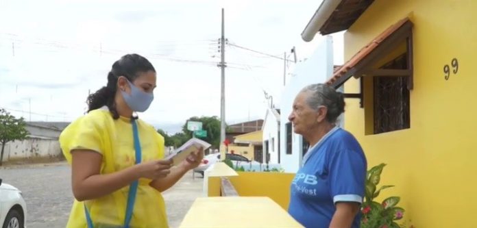 Projeto faz entrega de cartinhas para idosas durante a pandemia, em Boa Vista, na Paraíba