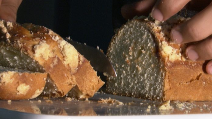 Professor de gastronomia ensina como fazer receita de cuca tradicional para vender