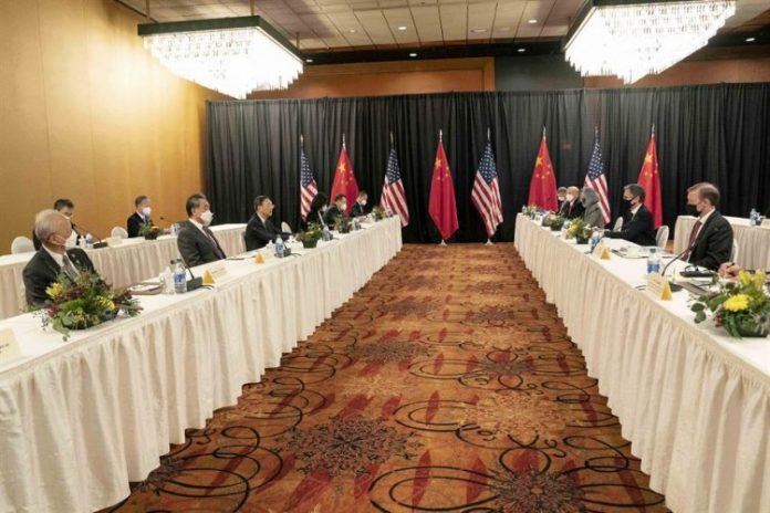 EUA e China trocam farpas em primeira reunião diplomática desde posse de Joe Biden