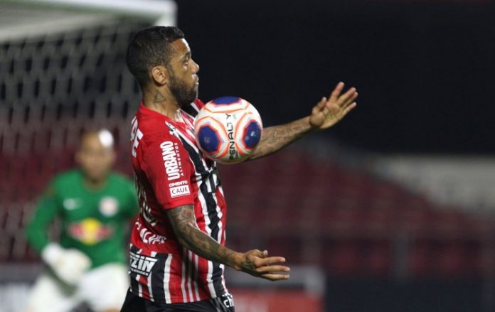 Daniel Alves revela se aceita jogar na lateral e responde sobre críticas no São Paulo