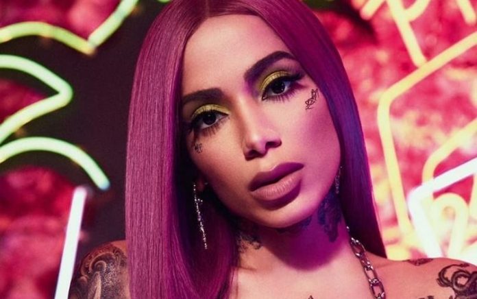 Influenciador revela o que Anitta tatuou na região íntima; assista
