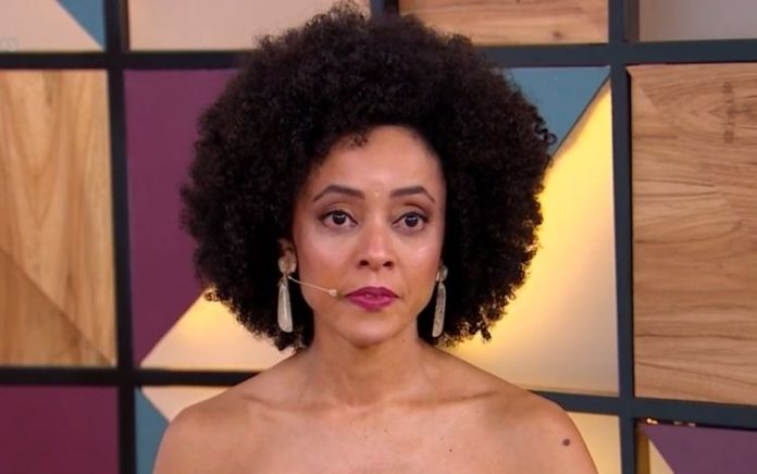 Repórter se emociona ao contar que foi expulsa da faculdade e fez faxina para pagar estudos; assista