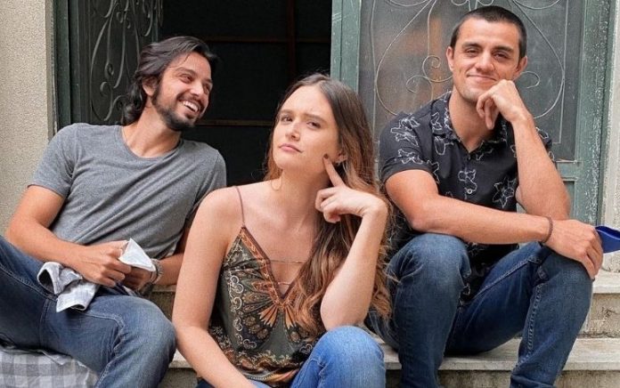 Rodrigo Simas fala sobre receio de competir com o irmão em novela da Globo