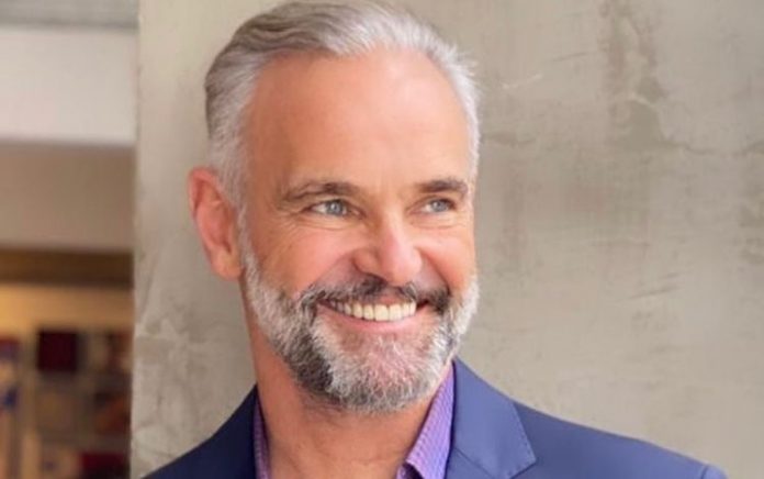 Mateus Carrieri é vacinado contra a Covid-19 aos 54 anos e seguidores questionam: ‘Furou a fila?’