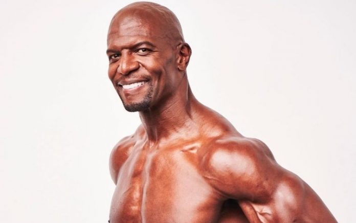 Terry Crews é vacinado contra a Covid-19 e celebra: ‘Feliz por ver a luz no fim do túnel’