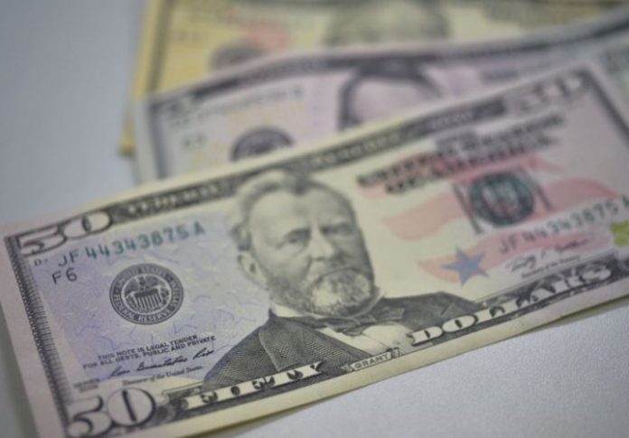 Dólar mantém R$ 5,60 entre otimismo externo e temor por auxílio; Bolsa sobe