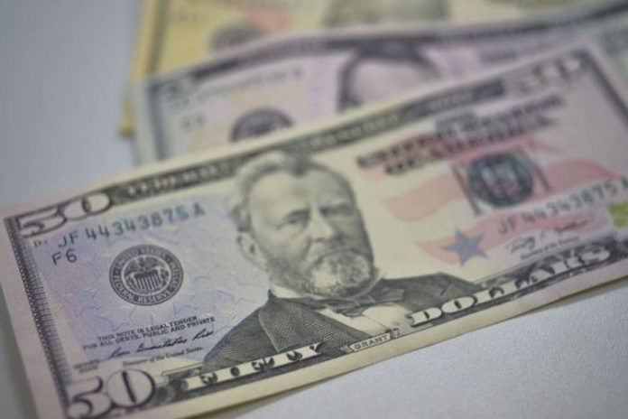 Dólar e Bolsa sobem com mercados à espera das decisões dos juros no Brasil e nos EUA