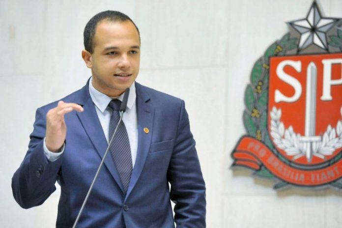 Deputado promete travar projetos de Doria na Alesp contra toque de recolher em SP