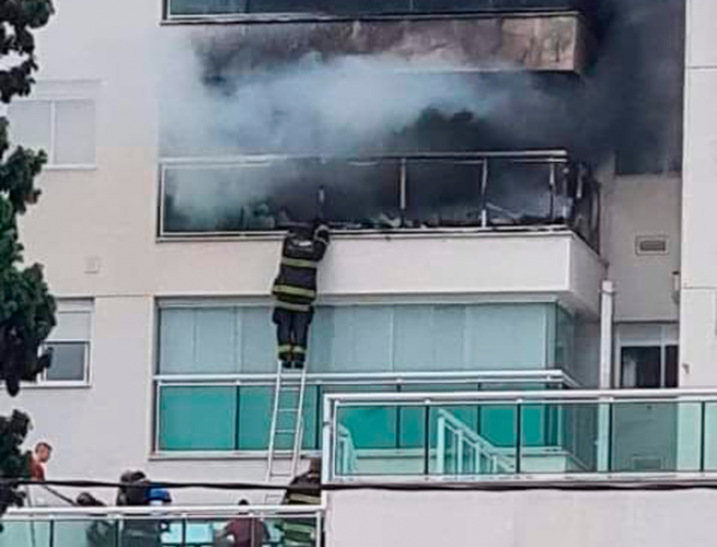 Incêndio em apartamento deixa duas vítimas no Campo Belo, em São Paulo