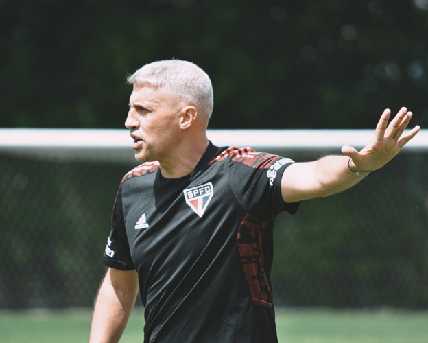 Com 7 casos de Covid-19 no elenco, Crespo muda escalação do São Paulo para jogo do Paulistão