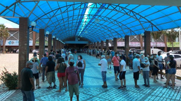 Domingo de vacinação para idosos tem filas, aglomeração e confusão no trânsito em Natal