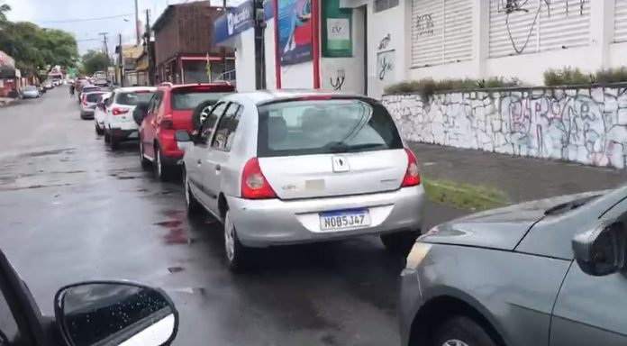 Primeiro dia de vacinação para idosos a partir de 72 anos tem longas filas em drive-thru em Natal; veja locais de imunização
