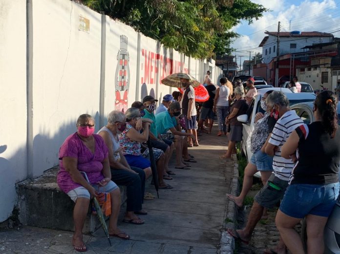 Vacinação para idosos a partir de 64 anos começa com grandes filas, em João Pessoa