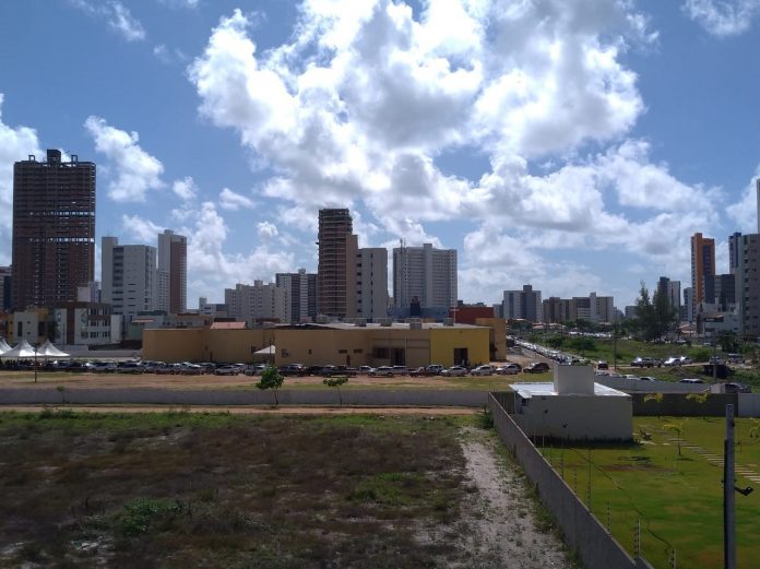 Filas se formam em João Pessoa no primeiro dia de vacinação de idosos com 69 anos