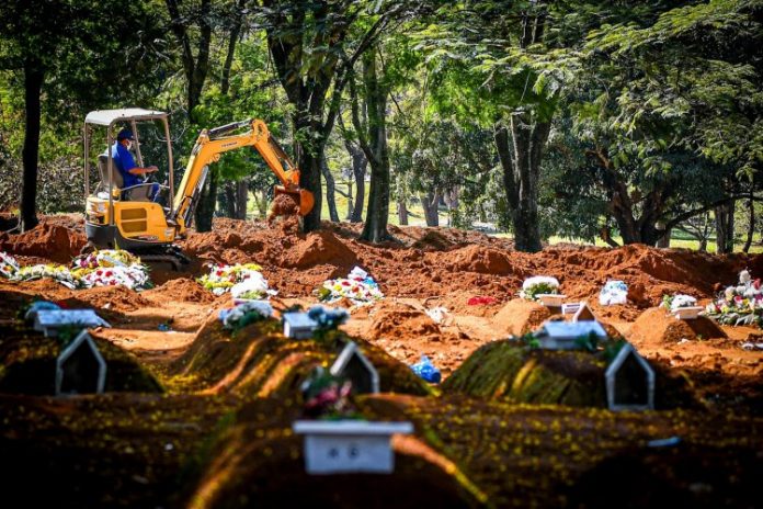 Ordem no Brasil é deixar todo mundo sair às ruas, só precisa sobrar alguém para enterrar os mortos