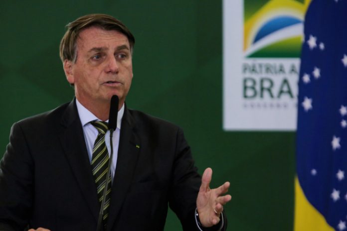 Bolsonaro zera PIS/Cofins sobre diesel e gás e aumenta imposto em outros setores
