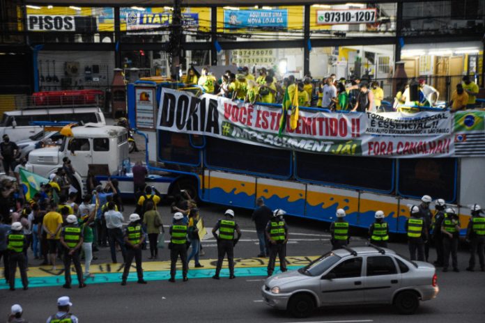Manifestantes protestam contra fase emergencial no Estado de SP