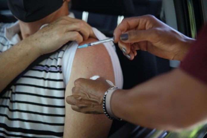 Governo de SP antecipa vacinação de idosos de 69 a 71 anos